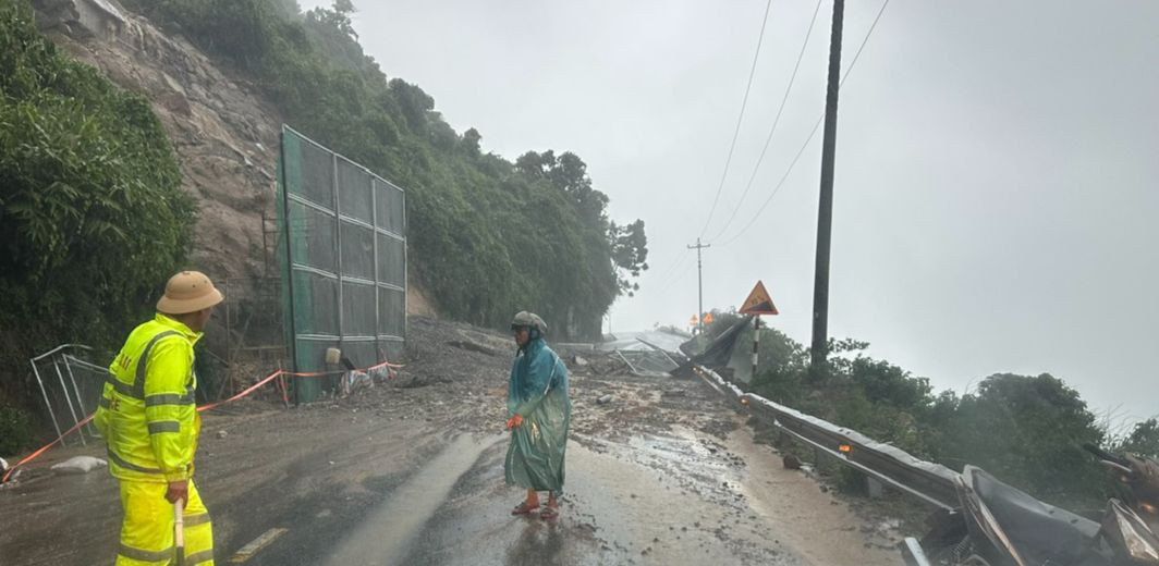 Sạt lở trên đèo Hải Vân. Sạt lở trên đèo Hải Vân.