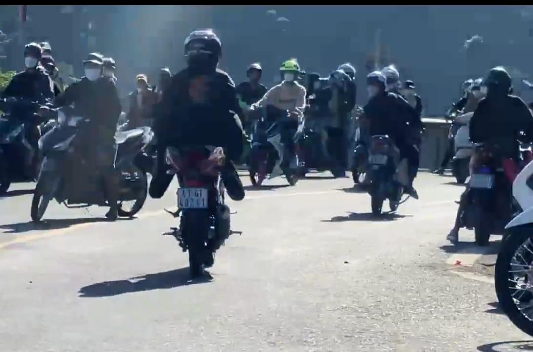 Hình ảnh thanh, thiếu niên tụ tập, đua xe trên đèo Hải Vân.