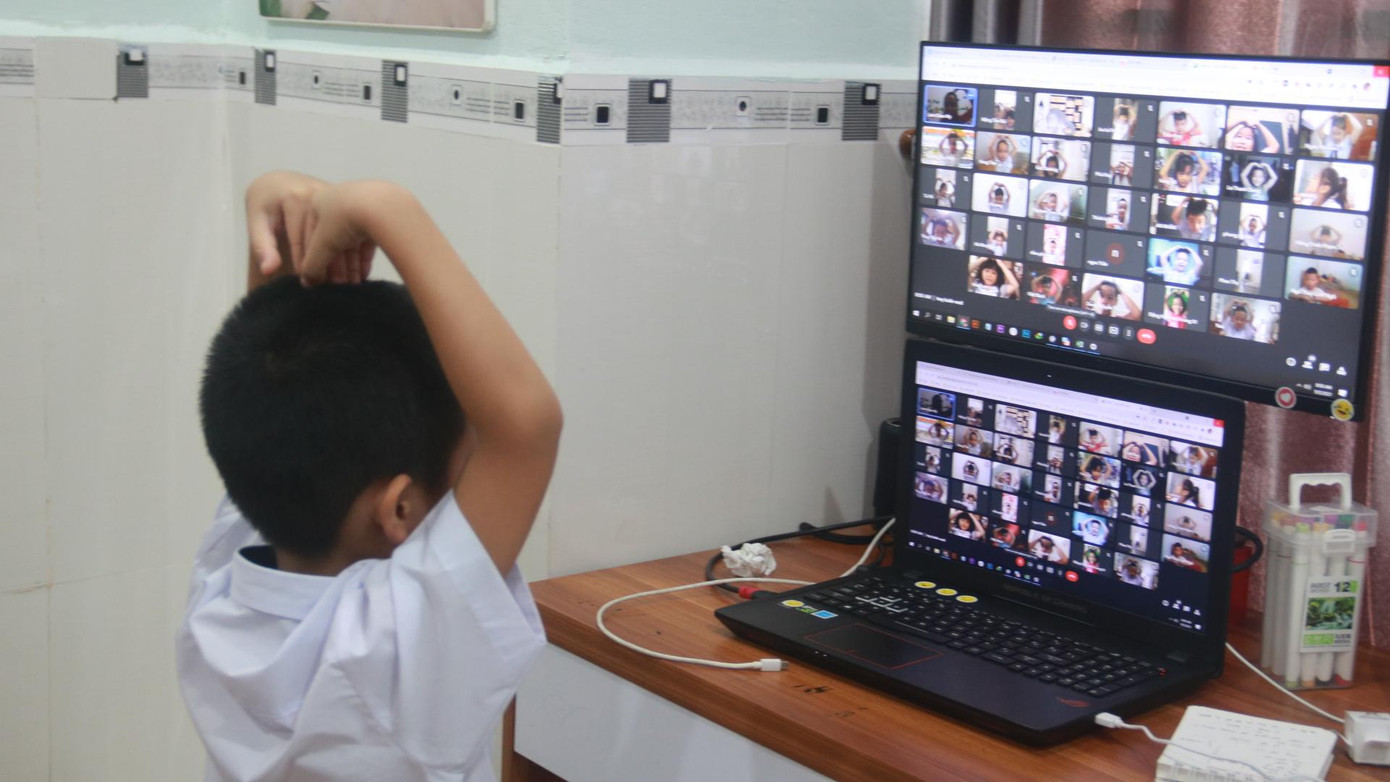 Các bạn nhỏ cùng nhau tạo dáng hình trái tim để cô giáo chụp màn hình làm kỷ niệm cho lớp.