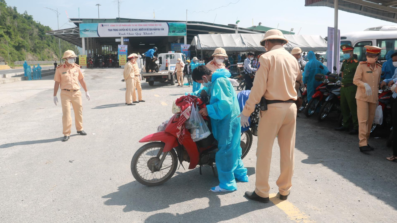 Sáng ngày 10/10, hàng trăm người dân từ các tỉnh phía nam về quê đã được lực lượng cảnh sát giao thông TP Đà Nẵng dẫn đoàn từ địa phận tỉnh Quảng Nam về trạm trung chuyển phía nam hầm Hải Vân để qua hầm an toàn. Tại trạm trung chuyển, nhiều người dân rất bất ngờ vì Cảnh sát giao thông (Công an TP Đà Nẵng) đã chờ sẵn để kiểm tra xe cộ. Trường hợp xe máy hư hỏng nặng, không đảm bảo an toàn được lực lượng làm nhiệm vụ ở đây tặng xe máy mới. Sáng ngày 10/10, hàng trăm người dân từ các tỉnh phía nam về quê đã được lực lượng cảnh sát giao thông TP Đà Nẵng dẫn đoàn từ địa phận tỉnh Quảng Nam về trạm trung chuyển phía nam hầm Hải Vân để qua hầm an toàn. Tại trạm trung chuyển, nhiều người dân rất bất ngờ vì Cảnh sát giao thông (Công an TP Đà Nẵng) đã chờ sẵn để kiểm tra xe cộ. Trường hợp xe máy hư hỏng nặng, không đảm bảo an toàn được lực lượng làm nhiệm vụ ở đây tặng xe máy mới.