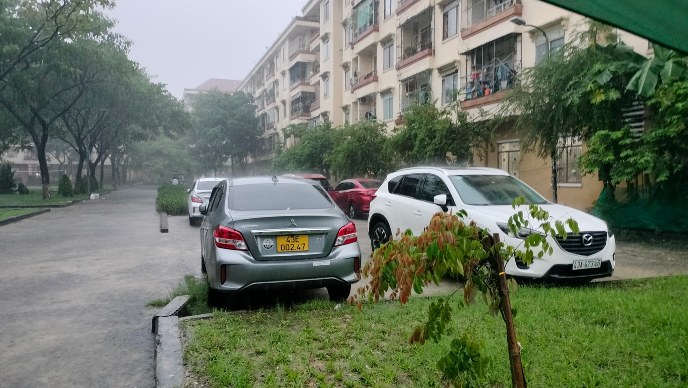 Công viên tại khu vực đường Phạm Huy Thông được người dân tận dụng làm nơi để xe ô tô khi mưa lớn. Công viên tại khu vực đường Phạm Huy Thông được người dân tận dụng làm nơi để xe ô tô khi mưa lớn.