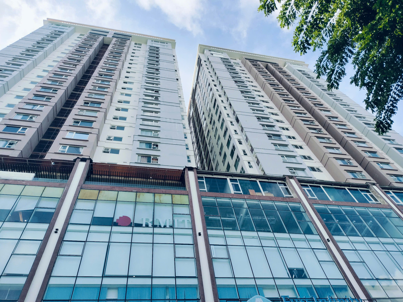 Số 16 Lý Thường Kiệt hiện nay là một chung cư cao cấp. UBND TP Đà Nẵng cũng cho biết, theo kiến nghị của Kiểm toán nhà nước, Sở Nông nghiệp và Môi trường đã thanh tra và ban hành kết luận việc chấp hành các quy định của pháp luật trong quản lý, sử dụng đất đối với Công ty Cổ phần Lương thực Đà Nẵng tại số 35 Cao Thắng. Kết luận cũng chuyển toàn bộ hồ sơ, tài liệu có liên quan đến Cơ quan cảnh sát điều tra để làm rõ hành vi có dấu hiệu cố ý làm trái, chuyển quyền sử dụng đất, tài sản trên đất có nguồn gốc hình thành trong quá trình cổ phần hóa doanh nghiệp, đất được nhà nước giao thực hiện dự án xã hội hóa sang tổ chức khác để tiếp tục chuyển nhượng. Số 16 Lý Thường Kiệt hiện nay là một chung cư cao cấp. UBND TP Đà Nẵng cũng cho biết, theo kiến nghị của Kiểm toán nhà nước, Sở Nông nghiệp và Môi trường đã thanh tra và ban hành kết luận việc chấp hành các quy định của pháp luật trong quản lý, sử dụng đất đối với Công ty Cổ phần Lương thực Đà Nẵng tại số 35 Cao Thắng. Kết luận cũng chuyển toàn bộ hồ sơ, tài liệu có liên quan đến Cơ quan cảnh sát điều tra để làm rõ hành vi có dấu hiệu cố ý làm trái, chuyển quyền sử dụng đất, tài sản trên đất có nguồn gốc hình thành trong quá trình cổ phần hóa doanh nghiệp, đất được nhà nước giao thực hiện dự án xã hội hóa sang tổ chức khác để tiếp tục chuyển nhượng.