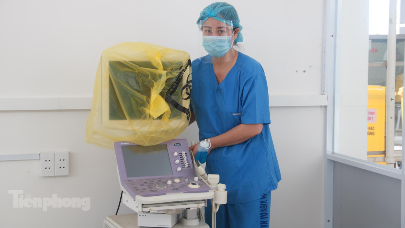 Lắp đặt trang thiết bị, mở rộng quy mô tại bệnh viện dã chiến phía tây TP Đà Nẵng. Ảnh: Nguyễn Thành