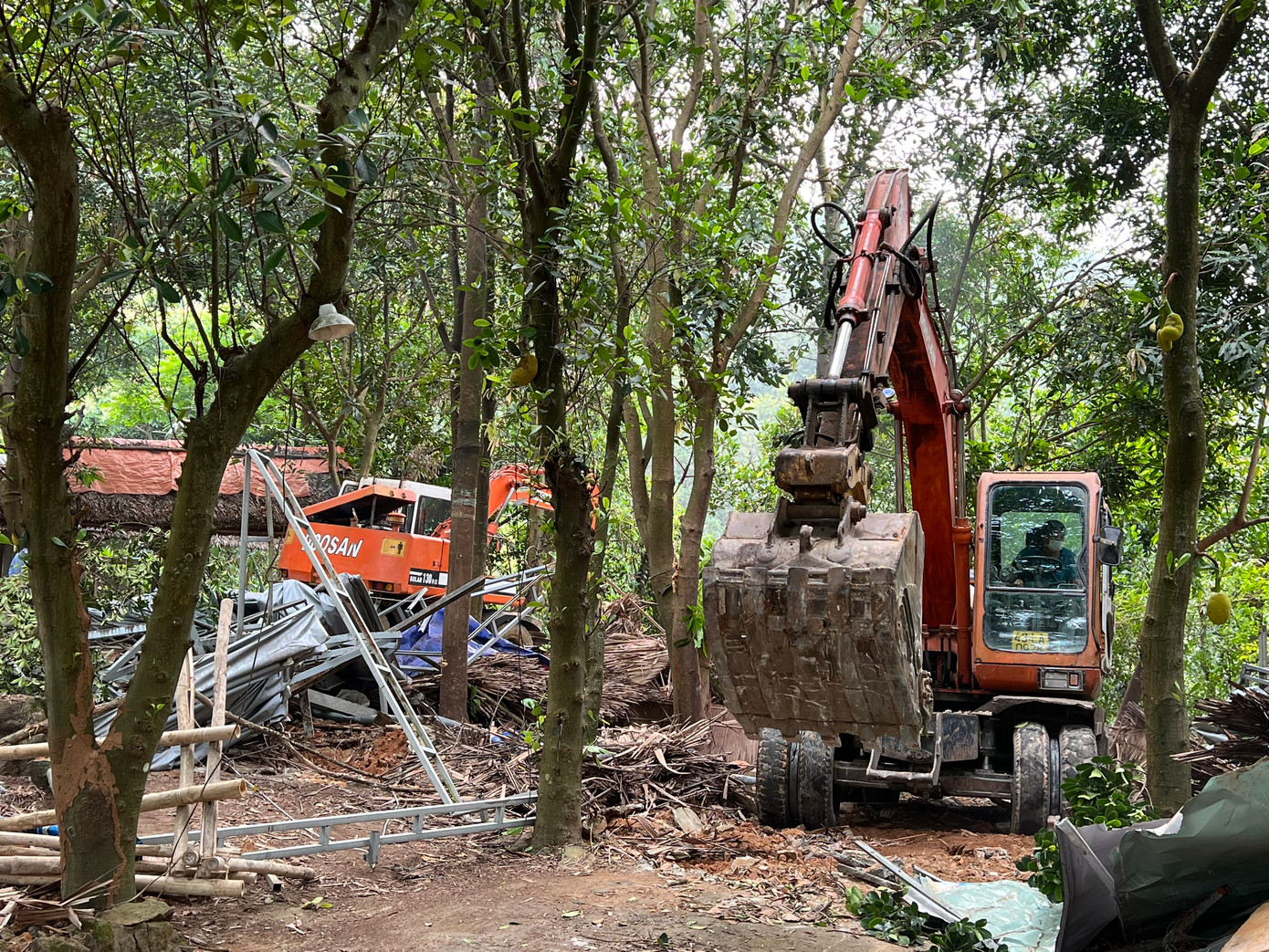 Từ nay đến 30/4, lực lượng chức năng quận Sơn Trà sẽ tiến hành cưỡng chế 5 công trình trái phép. Sau đó sẽ tiếp tục thực hiện việc cưỡng chế đối với các nhà hàng, quán ăn còn tồn tại trên bán đảo Sơn Trà.