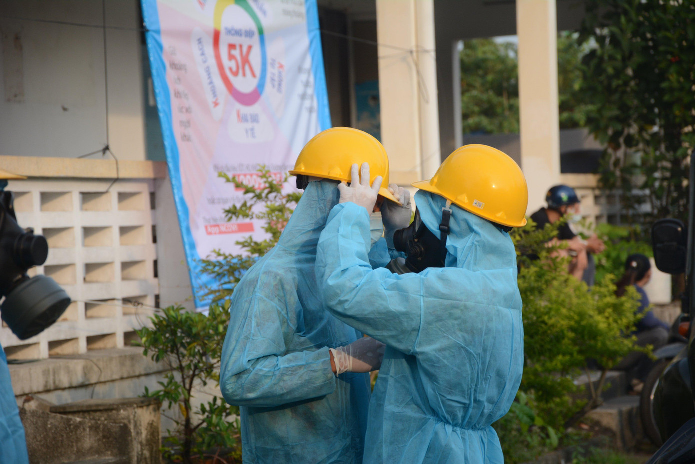 Từ đêm 11/5, lực lượng chức năng đã tiến hành cách ly phong toả đối với khu công nghiệp này. Có khoảng 700 người làm việc trong khu công nghiệp và xung quanh khu vực đã được lấy mẫu xét nghiệm và bước đầu cho kết quả âm tính với SARS-CoV-2.