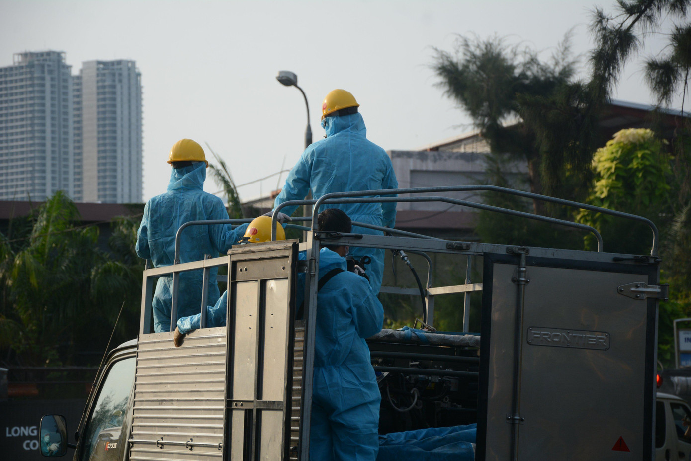 Các phương tiện chuyên dụng tiến vào bên trong khu công nghiệp An Đồn để phun hoá chất khử khuẩn môi trường.