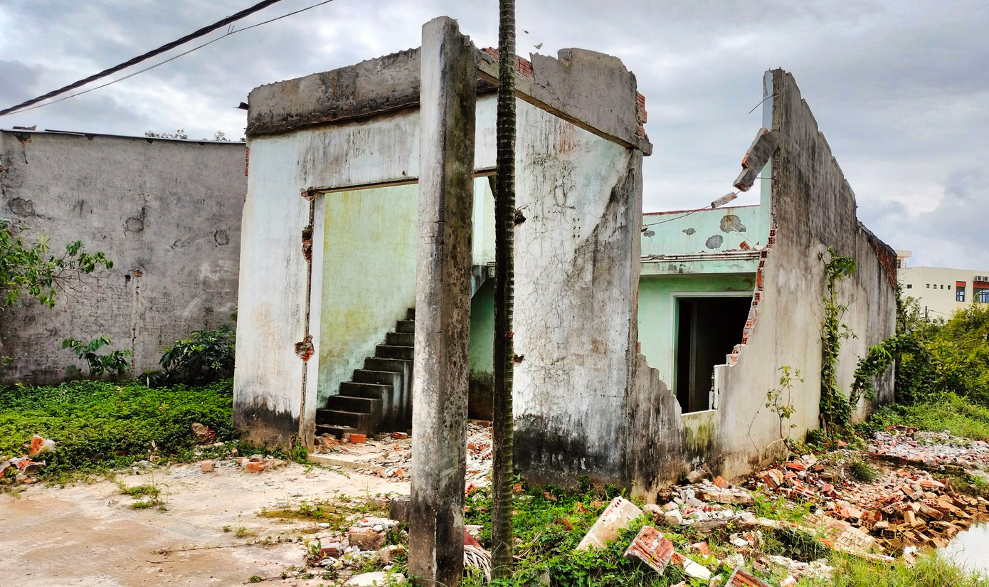 Sở TN&amp;MT TP Đà Nẵng cho biết: Để giải quyết chính sách an sinh xã hội cho các hộ giải tỏa có chỗ ở, Thành ủy Đà Nẵng có Thông báo 341/KL-TU ngày 4/11/2022. Theo đó, đối với các trường hợp xây dựng nhà ở trên đất không phải là đất ở giai đoạn sau ngày 1/7/2004, đề nghị Ban Cán sự Đảng UBND TP tiếp tục chỉ đạo các cơ quan, đơn vị liên quan làm rõ các căn cứ pháp lý, cơ sở xác định thời điểm kết thúc tính từ sau ngày 1/7/2004 đến thời điểm nào. Trên cơ sở đó, rà soát, tính toán đầy đủ, chính xác số lượng các trường hợp cần giải quyết và nguồn lực đảm bảo, đặc biệt cần đánh giá tác động khi ban hành chính sách này, báo cáo Ban Thường vụ Thành ủy xem xét, cho ý kiến.