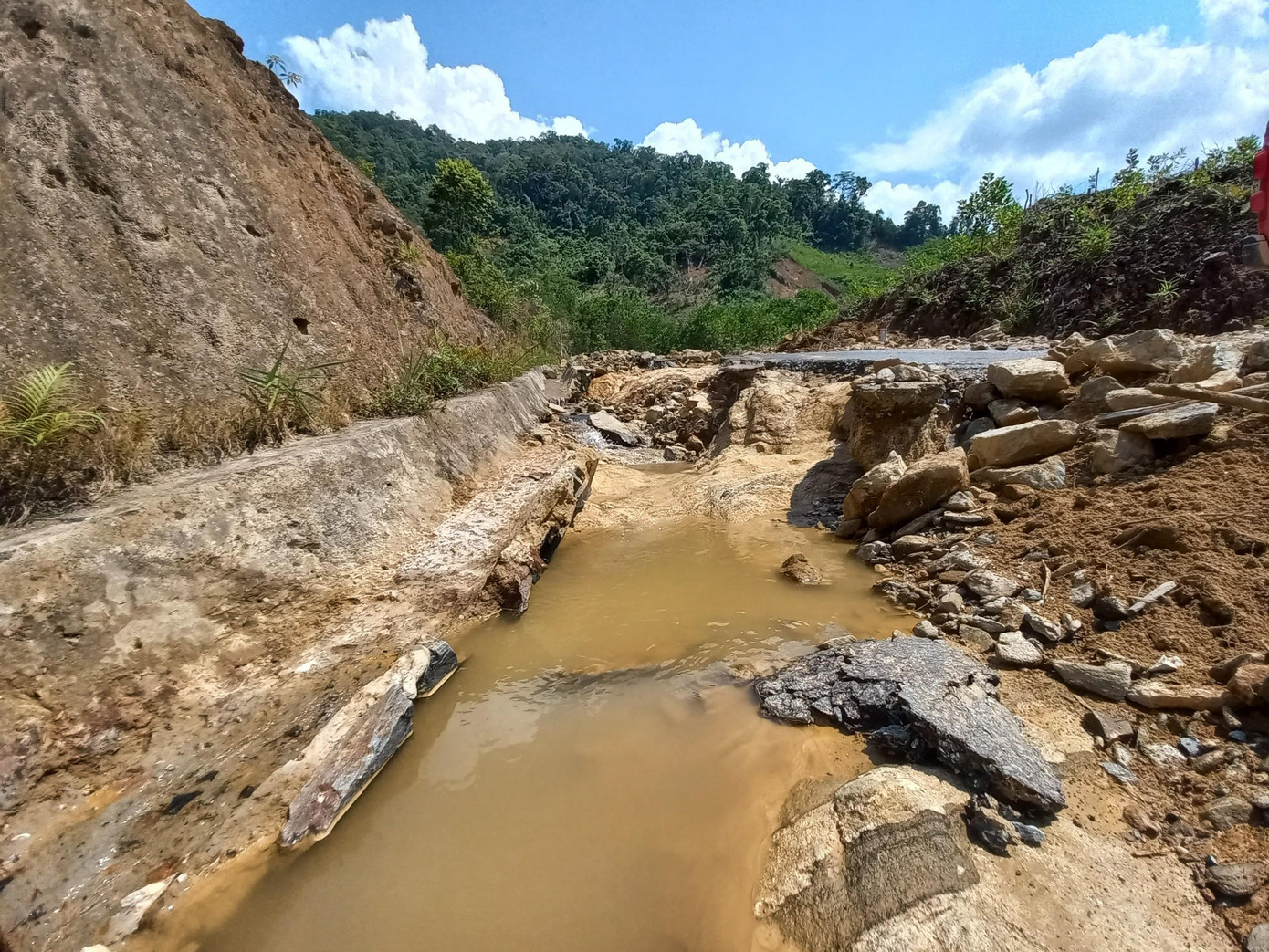 Chủ tịch UBND huyện Phước Sơn cho biết: Để kịp thời khắc phục sạt lở đã chỉ đạo cơ quan chức năng huyện chuẩn bị nguồn tiền sự nghiệp, sạt lở ở đâu khắc phục ngay để đảm bảo giao thông đi lại cho người dân, không để các xã bị chia cắt, cô lập. Theo ông Trung, việc tái thiết tuyến đường DH2 lên các xã vùng cao trong năm nay là rất khó hoàn thành.