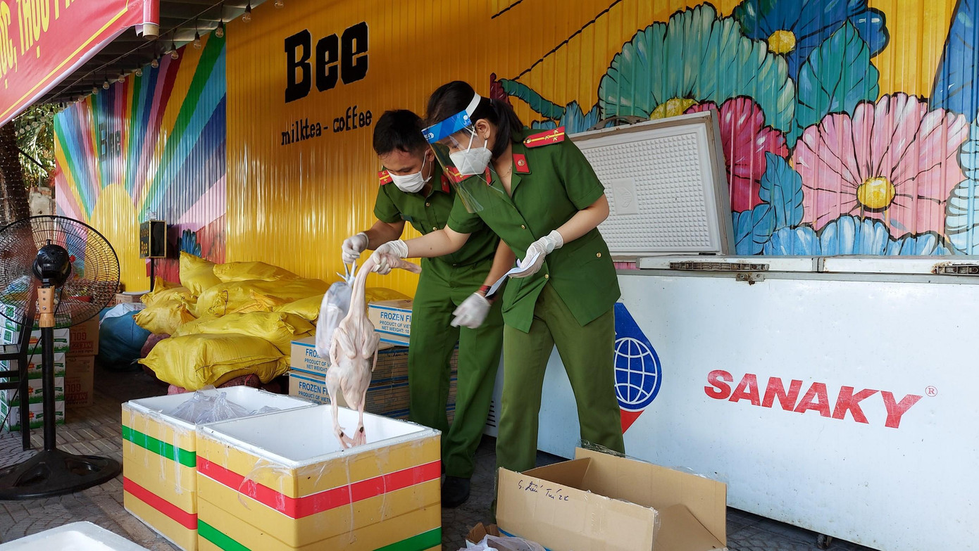 Nhiều khu vực dân cư, chiến sĩ cảnh sát khu vực đi từng nhà nhận đơn hàng và đi chợ thay dân. Tại cửa hàng lưu động đều bố trí các tủ lạnh để bảo quan đồ tươi sống đảm bảo tươi ngon.