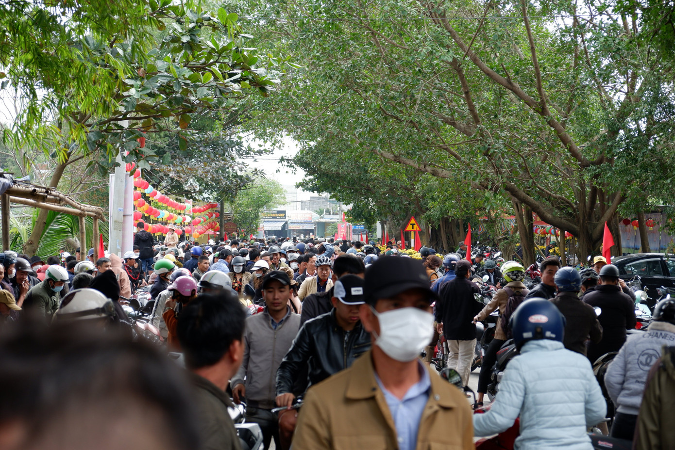 Từ sáng sớm, tuyến QL 14B qua đình làng Túy Loan đã chật cứng người dân và du khách đổ về để vui lễ hội truyền thống của ngôi làng nằm ven sông Túy Loan.