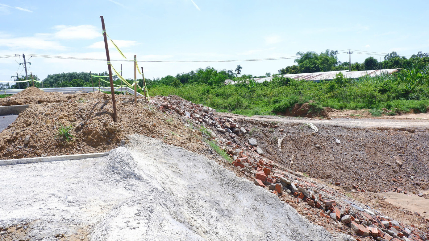 Ông Nguyễn Đắc Năm, một người dân thôn Xuân Diệm, phường Điện Bàn Bắc cho hay khi biết tin có cây cầu nối liền 2 địa phương, người dân rất phấn khởi vì sẽ rút ngắn thời gian di chuyển đến trung tâm TP Đà Nẵng. Nhiều người cũng đã tự nguyện hiến đất để làm đường dẫn. Tuy nhiên, cầu đã xây xong được hơn 3 tháng mà vẫn chưa thể sử dụng.