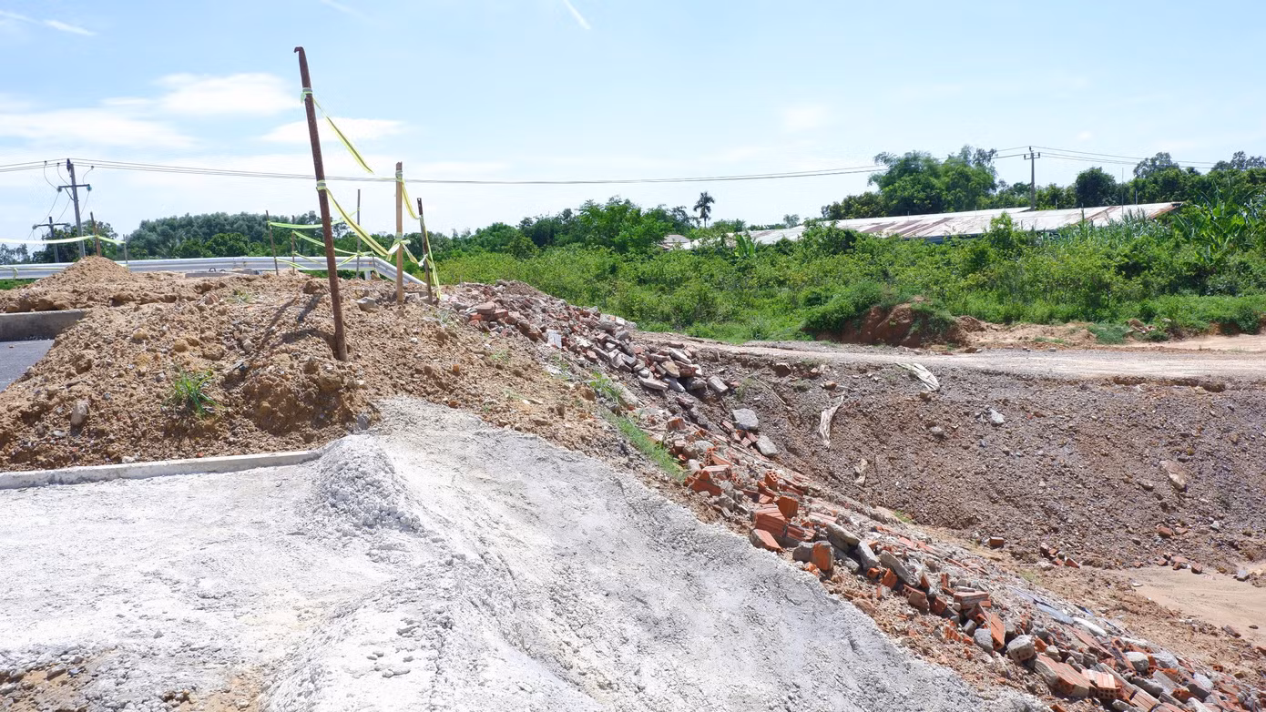 Ông Nguyễn Đắc Năm, một người dân thôn Xuân Diệm, phường Điện Bàn Bắc cho hay khi biết tin có cây cầu nối liền 2 địa phương, người dân rất phấn khởi vì sẽ rút ngắn thời gian di chuyển đến trung tâm TP Đà Nẵng. Nhiều người cũng đã tự nguyện hiến đất để làm đường dẫn. Tuy nhiên, cầu đã xây xong được hơn 3 tháng mà vẫn chưa thể sử dụng.