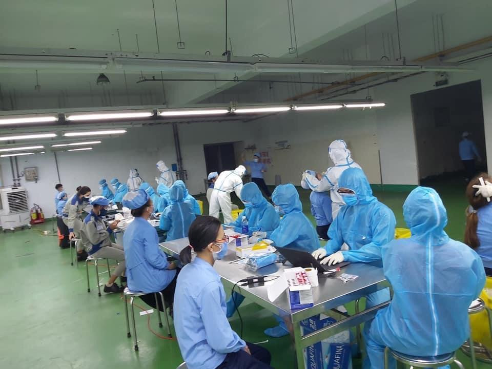Việc lấy mẫu được lực lượng y tế tổ chức xuyên đêm 14/7 và rạng sáng 15/7. Việc lấy mẫu được tổ chức hết sức khẩn trương để kịp thời phát hiện ca nhiễm. Trước đó, nữ công nhân N.T.H (trú thôn Quan Nam 1, xã Hòa Liên, huyện Hòa Vang) làm việc tại Công ty TNHH Điện tử Việt Hoa được xác định mắc COVID-19.