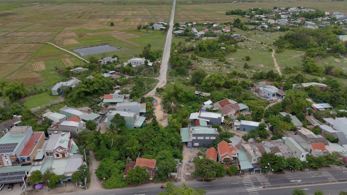 Dự án đường nối đường cứu hộ cứu nạn với QL 1A tại huyện Thăng Bình, tỉnh Quảng Nam vướng đền bù giải tỏa hộ gia đình của bà Bùi Thị Nuôi. Ảnh: Nhật Thành Dự án đường nối đường cứu hộ cứu nạn với QL 1A tại huyện Thăng Bình, tỉnh Quảng Nam vướng đền bù giải tỏa hộ gia đình của bà Bùi Thị Nuôi. Ảnh: Nhật Thành