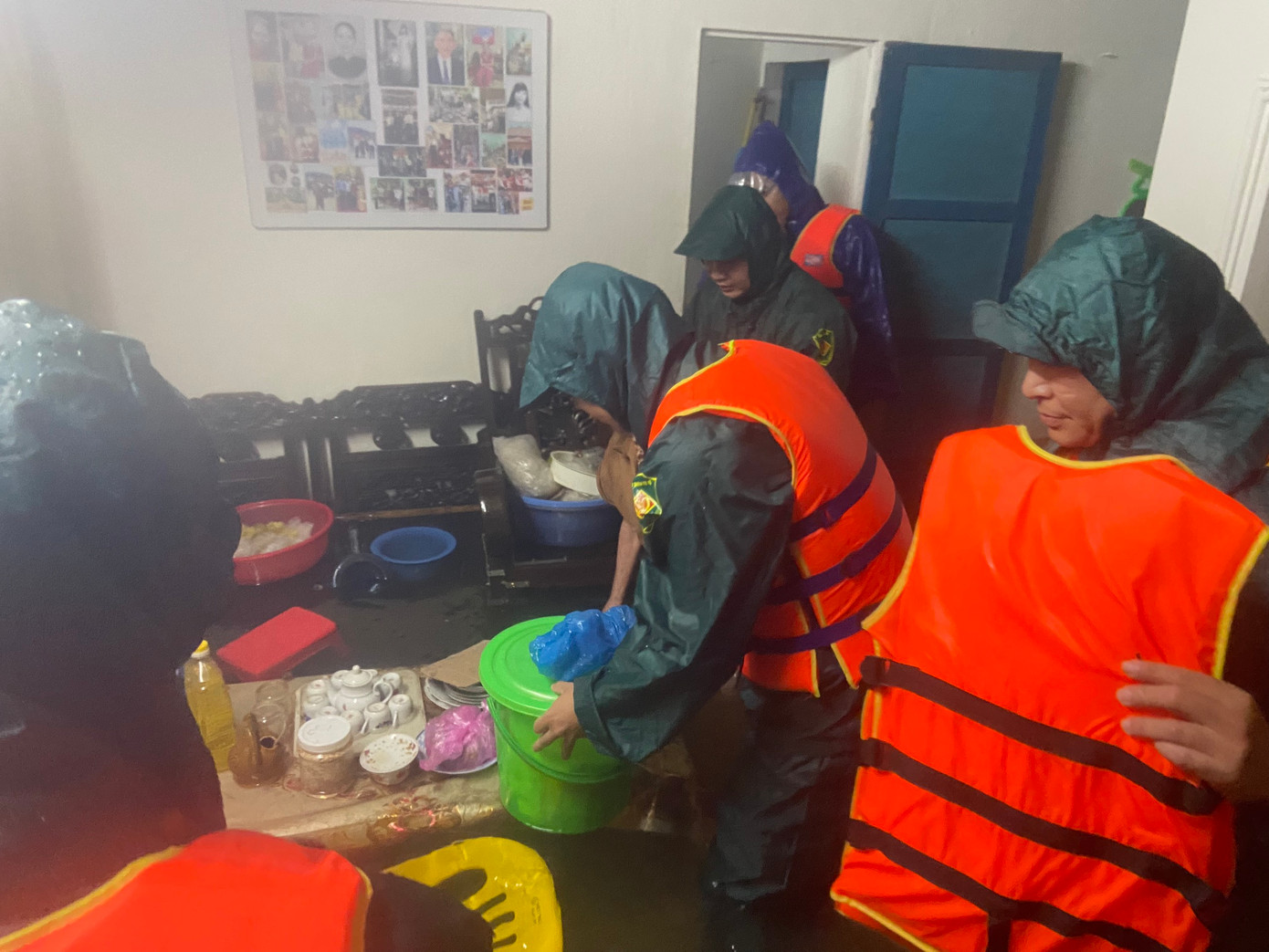 Bộ CHQS tỉnh Thừa Thiên Huế yêu cầu các cơ quan, đơn vị, Ban CHQS các huyện, thị xã, thành phố Huế nắm chắc tình hình địa bàn và thực hiện phương án cứu hộ, cứu nạn, di dời dân ở các khu vực bị chia cắt, địa bàn thấp trũng, nguy cơ sạt lở đất đến nơi an toàn. Bộ CHQS tỉnh Thừa Thiên Huế yêu cầu các cơ quan, đơn vị, Ban CHQS các huyện, thị xã, thành phố Huế nắm chắc tình hình địa bàn và thực hiện phương án cứu hộ, cứu nạn, di dời dân ở các khu vực bị chia cắt, địa bàn thấp trũng, nguy cơ sạt lở đất đến nơi an toàn.