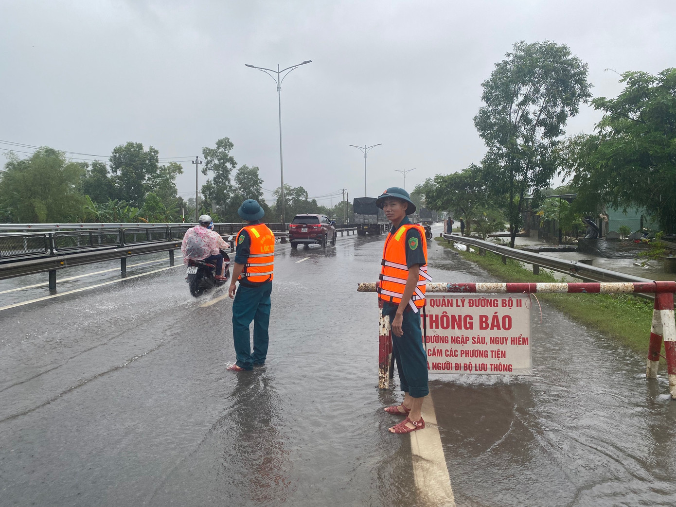 Cắt cử lực lượng túc trực tại các vị trí ngập sâu, tiềm ẩn nhiều nguy cơ do ngập lụt. Cắt cử lực lượng túc trực tại các vị trí ngập sâu, tiềm ẩn nhiều nguy cơ do ngập lụt.