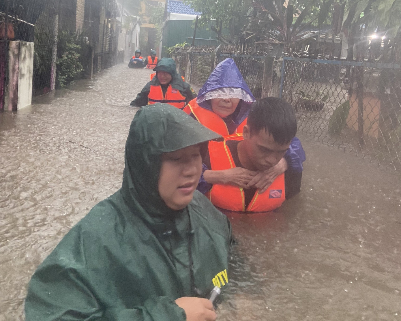 Các cán bộ chiến sĩ, ngâm mình trong nước lũ, di dời người dân khỏi vùng thấp trũng. Các cán bộ chiến sĩ, ngâm mình trong nước lũ, di dời người dân khỏi vùng thấp trũng.