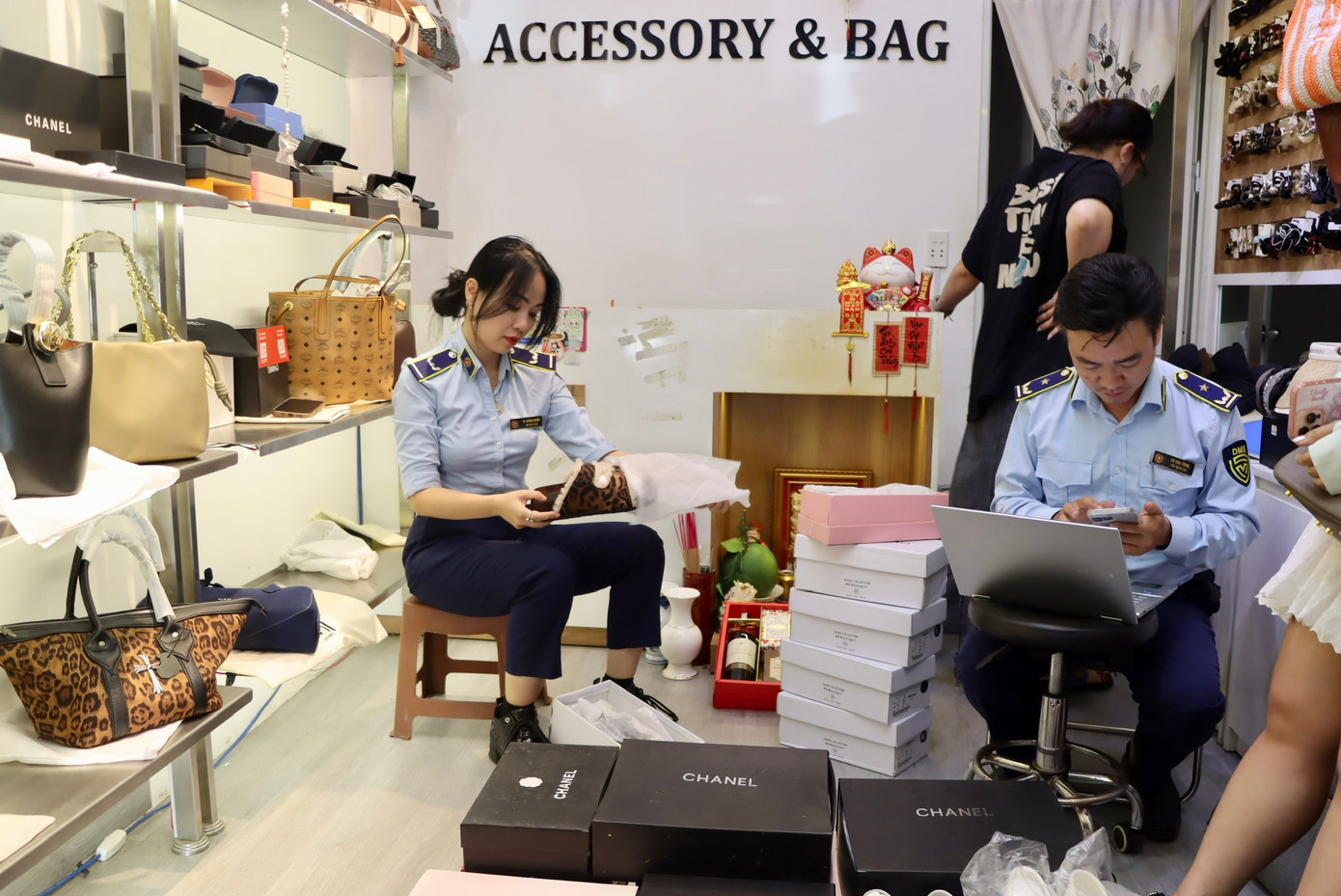 Lực lượng quản lý thị trường Đà Nẵng kiểm tra hàng hóa giả mạo. Lực lượng quản lý thị trường Đà Nẵng kiểm tra hàng hóa giả mạo.