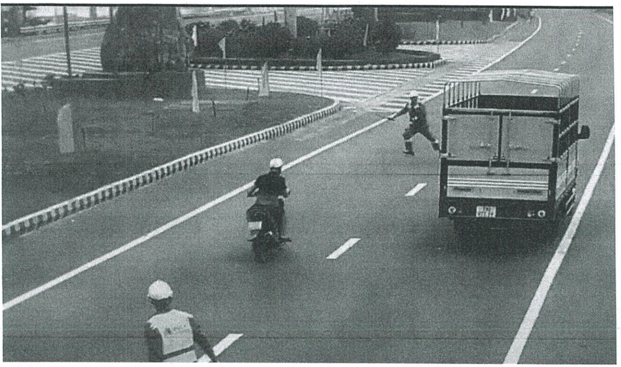 Hình ảnh xe máy mang biển kiểm soát 76D1-280.xx cố tình "thông chốt" vào hầm Hải Vân.