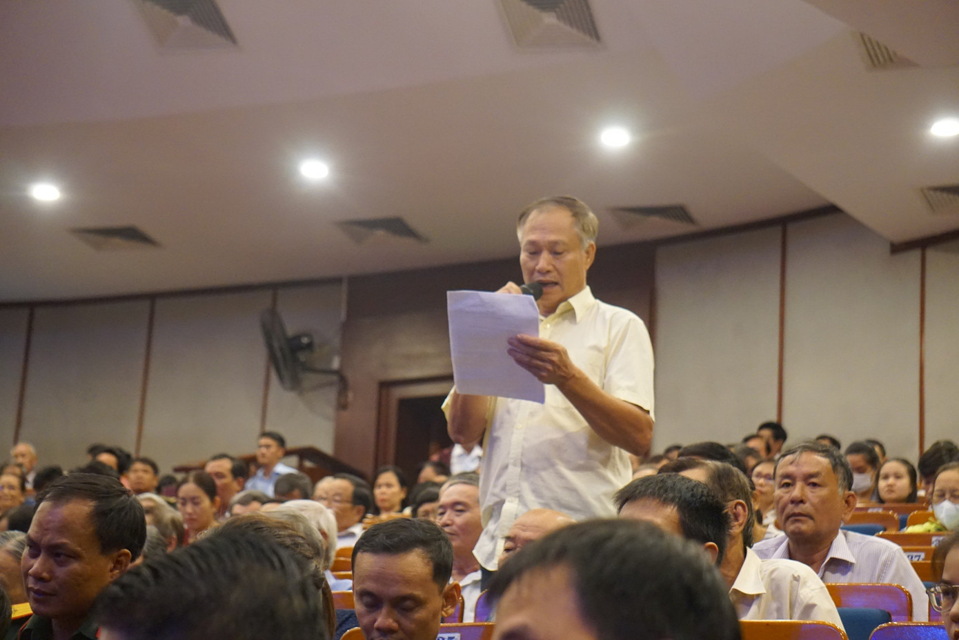 Một cử tri nêu ý kiến tại buổi tiếp xúc.