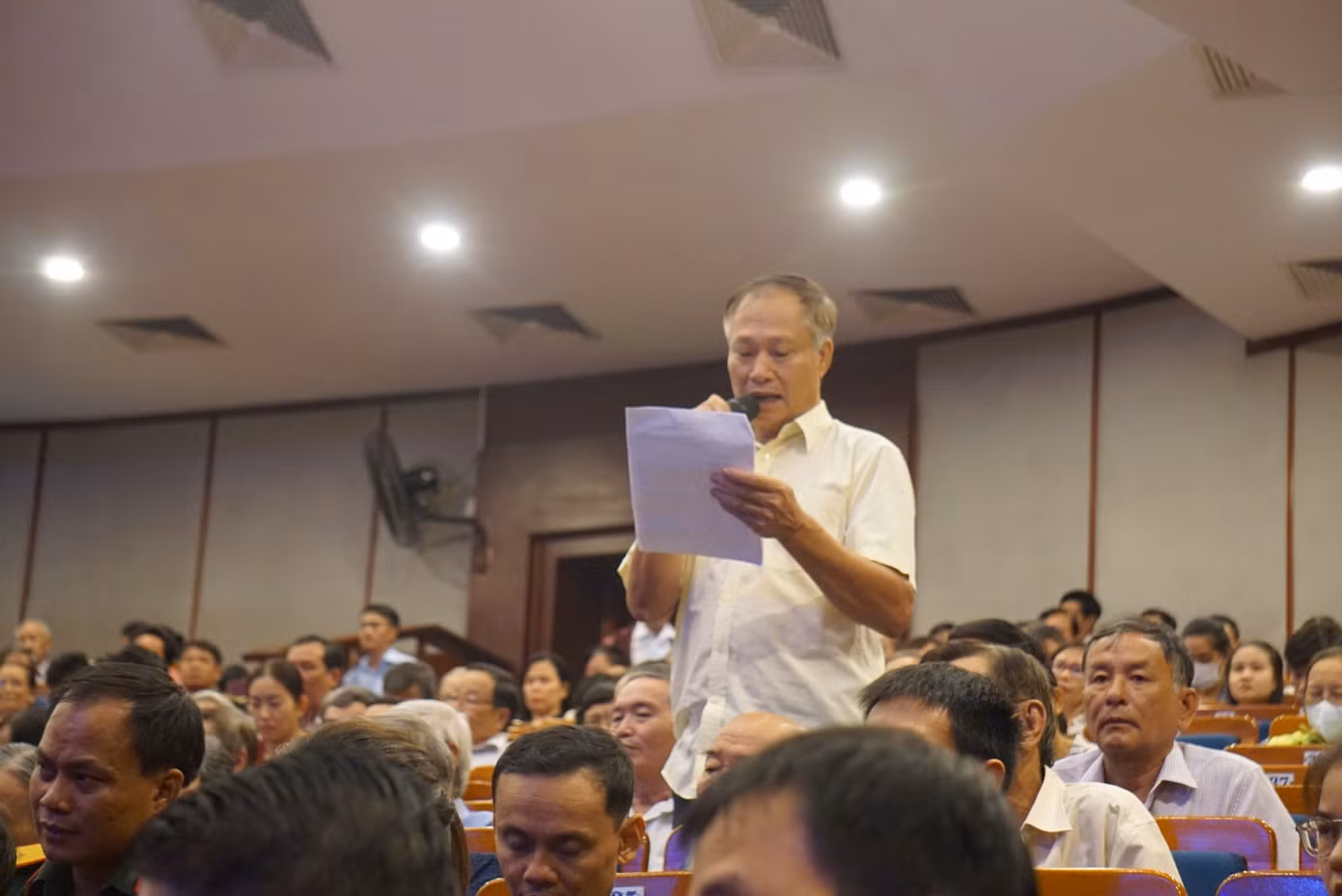 Một cử tri nêu ý kiến tại buổi tiếp xúc.