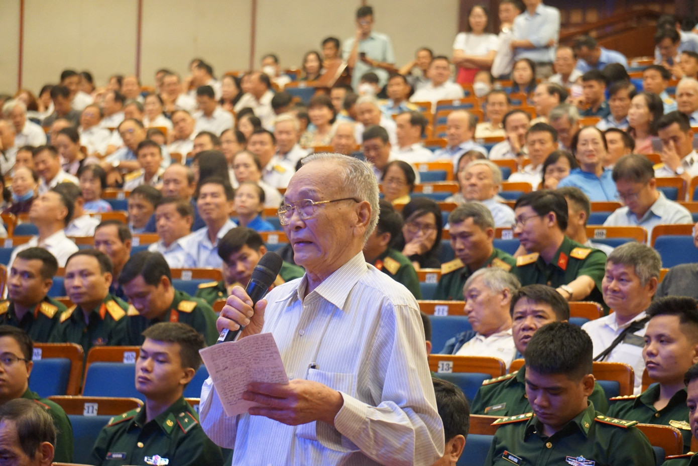 Cử tri nêu ý kiến tại buổi tiếp xúc. (Ảnh: Nguyễn Thành)