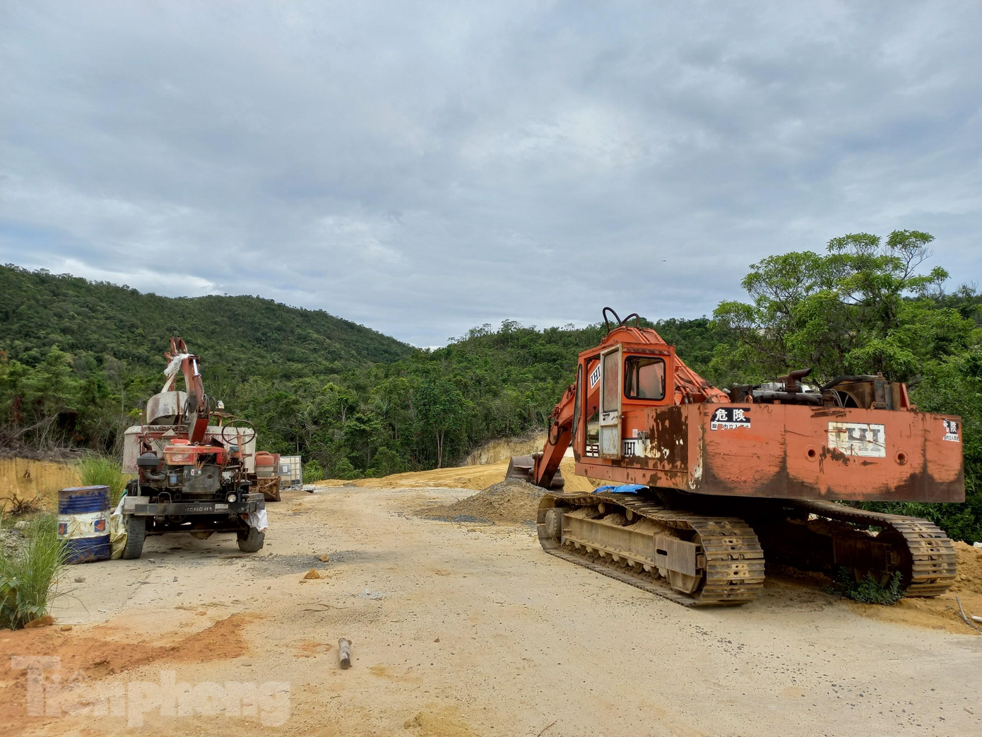 Theo UBND huyện Đại Lộc, đến nay Công ty Cổ phần Quảng Cường vẫn chưa triển khai thực hiện đầu tư bất cứ hạng mục theo tiến độ yêu cầu của Giấy chứng nhận đầu tư. Công ty này chỉ thực hiện đầu tư đường công vụ bằng bê-tông dài khoảng 4km. Tuy nhiên, đây là công trình nằm ngoài dự án. Việc đầu tư đường công vụ này đã gây sạt lở đất xuống hồ Cây Xoay, ảnh hưởng đến sản xuất nông nghiệp của địa phương. Theo UBND huyện Đại Lộc, đến nay Công ty Cổ phần Quảng Cường vẫn chưa triển khai thực hiện đầu tư bất cứ hạng mục theo tiến độ yêu cầu của Giấy chứng nhận đầu tư. Công ty này chỉ thực hiện đầu tư đường công vụ bằng bê-tông dài khoảng 4km. Tuy nhiên, đây là công trình nằm ngoài dự án. Việc đầu tư đường công vụ này đã gây sạt lở đất xuống hồ Cây Xoay, ảnh hưởng đến sản xuất nông nghiệp của địa phương.