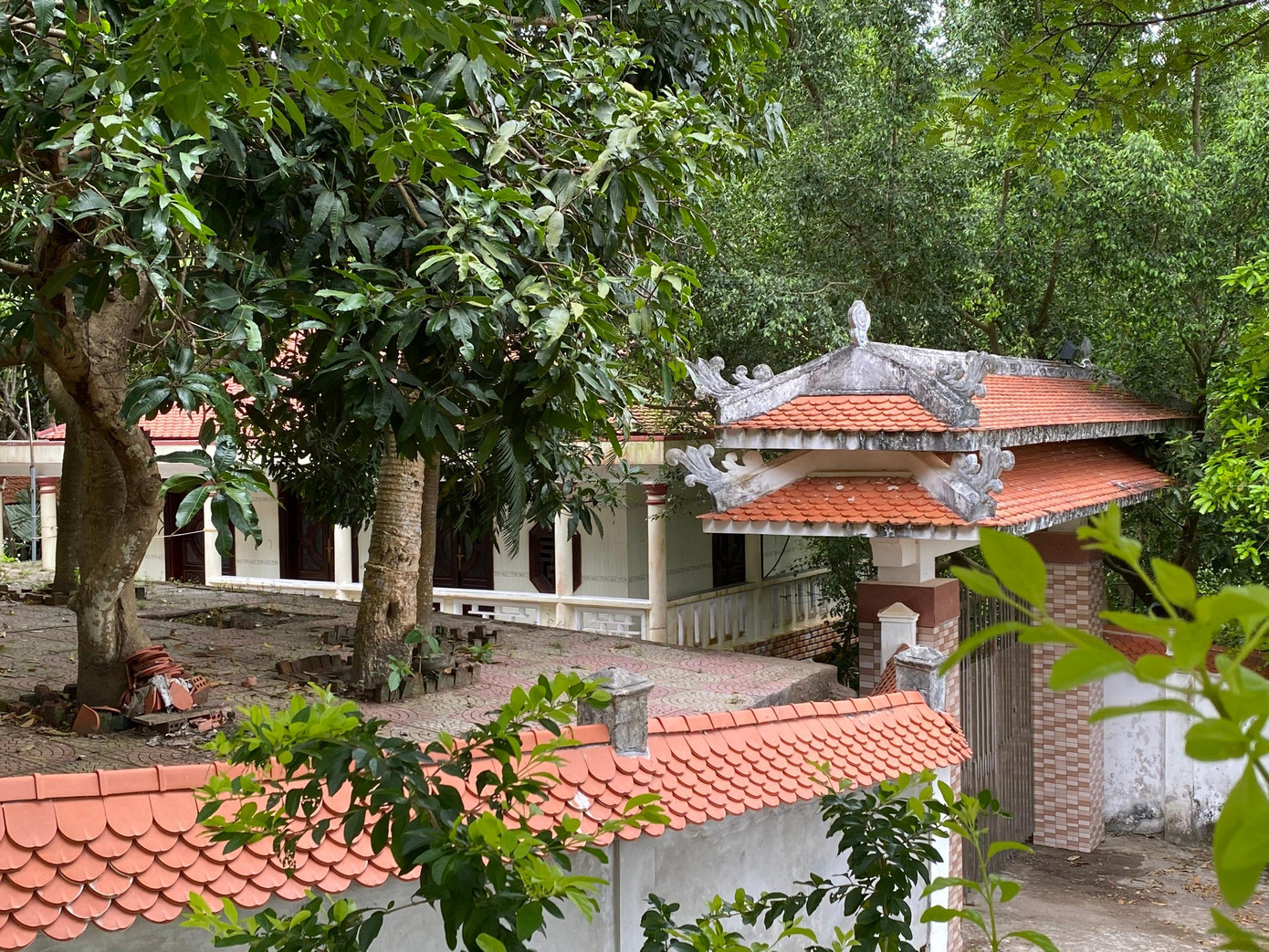 Một công trình bên trong khu vực biệt phủ vẫn còn y nguyên.