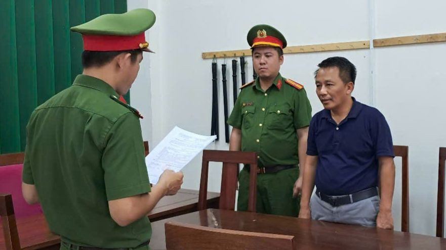 Cơ quan Cảnh sát điều tra đọc lệnh khởi tố đối với Nguyễn Sĩ Khoa.