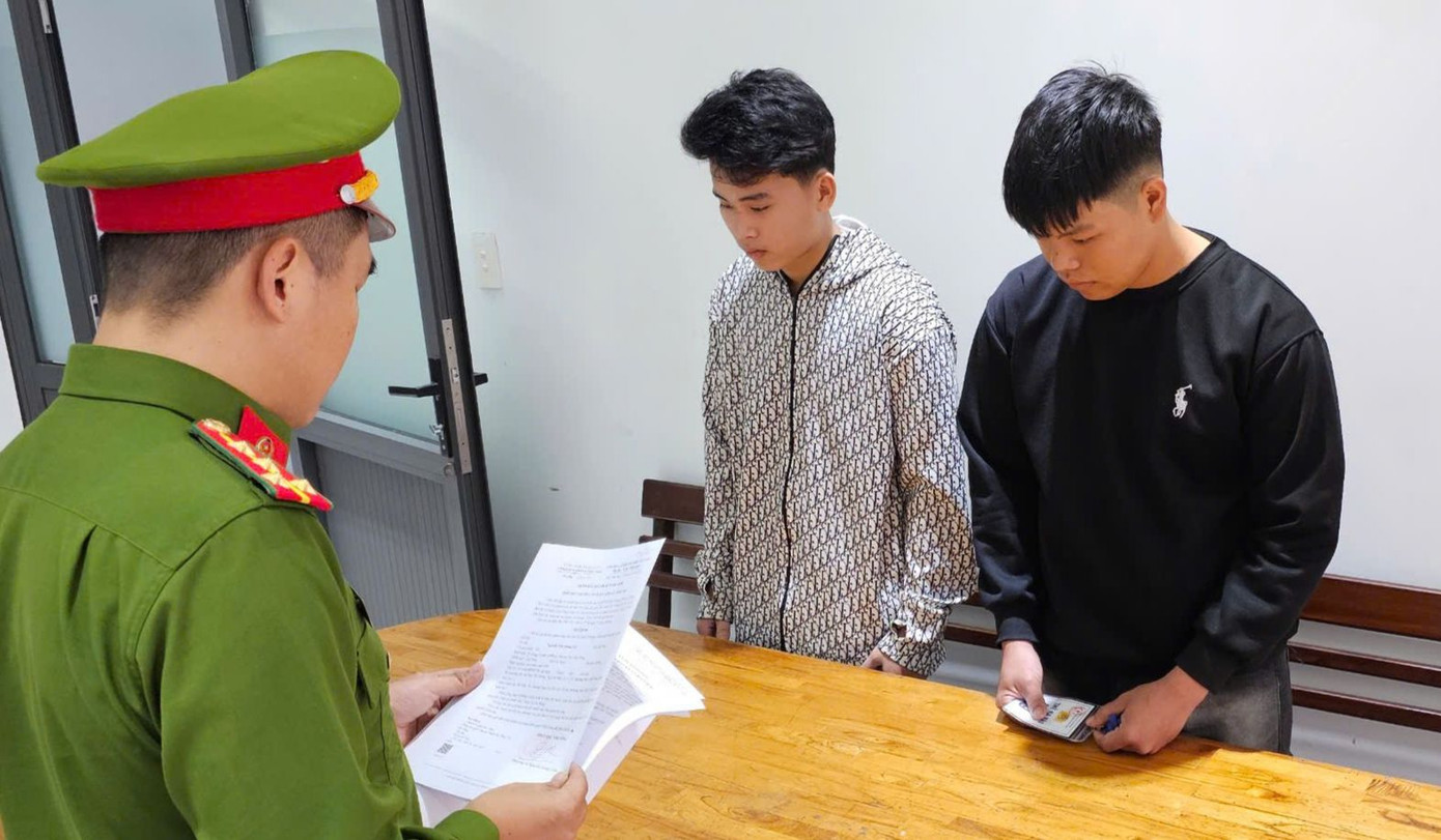 Công an quận Hải Châu tống đạt các quyết định với 2 đối tượng. Công an quận Hải Châu tống đạt các quyết định với 2 đối tượng.