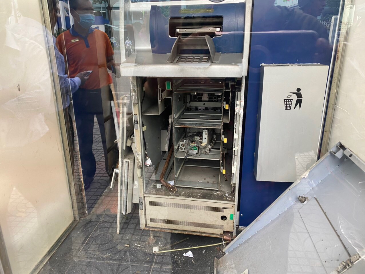 Trụ ATM bị đập phá.