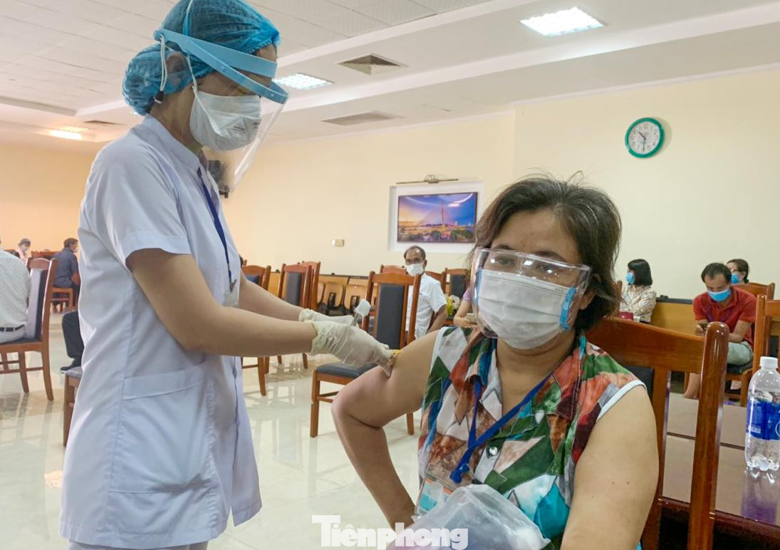 Tiêm vắc xin phòng COVID-19 trên địa bàn TP Đà Nẵng. Tiêm vắc xin phòng COVID-19 trên địa bàn TP Đà Nẵng.