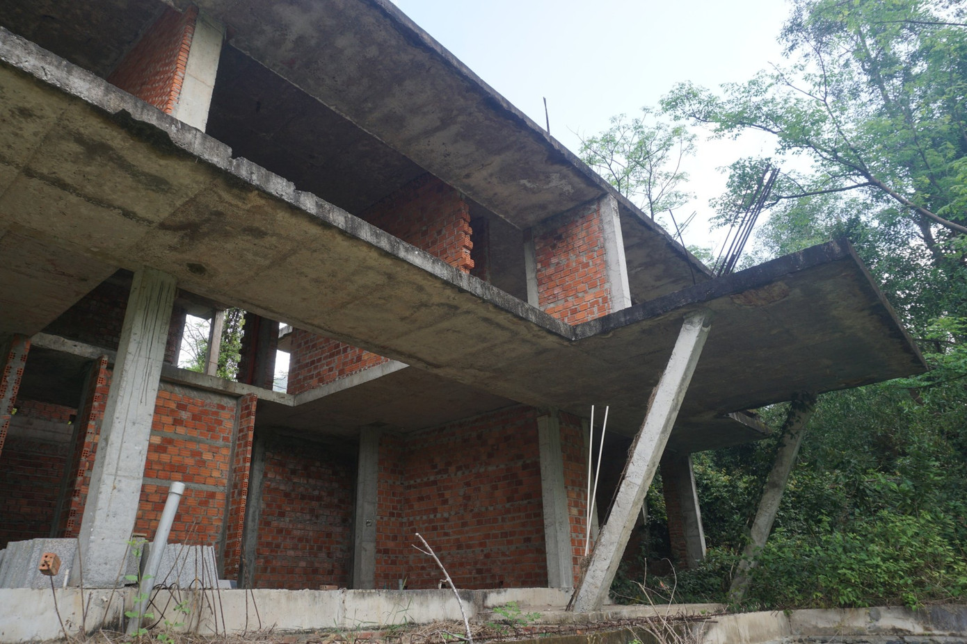 Đi vào trong các căn biệt thự bỏ hoang ở Sơn Trà là khung cảnh xuống cấp, hư hỏng, hoang tàn.