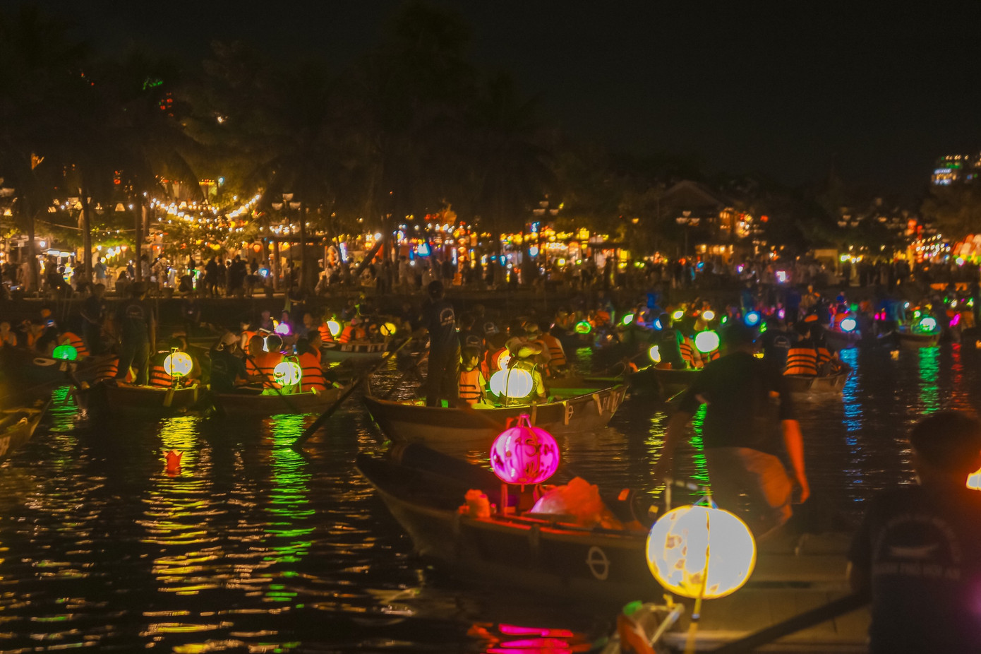 Theo ghi nhận, trên sông Hoài, các khu vực ở Công viên Hội An, trên các tuyến đường Phạm Hồng Thái, Lý Thường Kiệt, Trần Hưng Đạo một lượng lớn du khách đến tham quan, ngắm phố cổ, thả đèn lồng đêm rằm Trung thu.