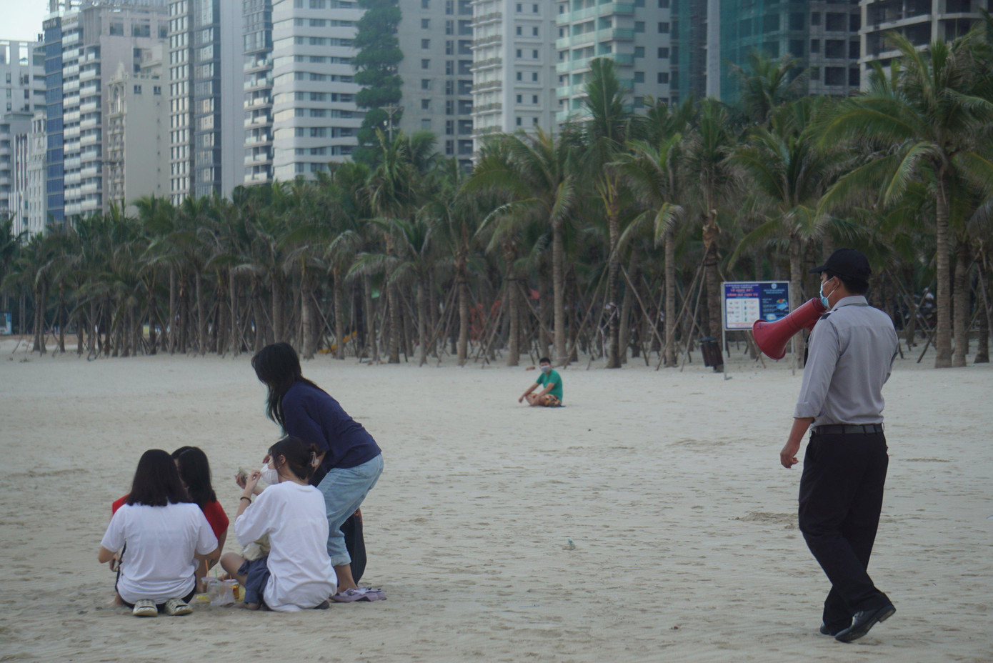 Trên bãi biển, lực lượng chức năng liên tục đi nhắc nhở việc đeo khẩu trang, giữ khoảng cách, không tụ tập đông người. UBND TP Đà Nẵng lưu ý người dân không tập trung đông người trên bãi biển. Trên bãi biển, lực lượng chức năng liên tục đi nhắc nhở việc đeo khẩu trang, giữ khoảng cách, không tụ tập đông người. UBND TP Đà Nẵng lưu ý người dân không tập trung đông người trên bãi biển.