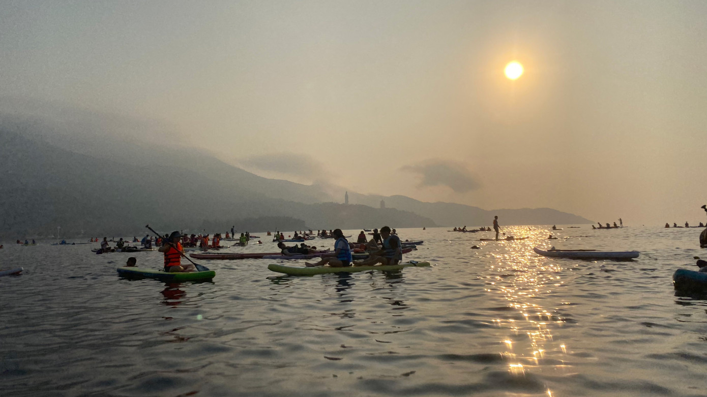 Từ bờ, mọi người có thể chèo Sup ra xa ở khu vực biển ở bán đảo Sơn Trà, bồng bềnh trên nước và ngắm bình minh.