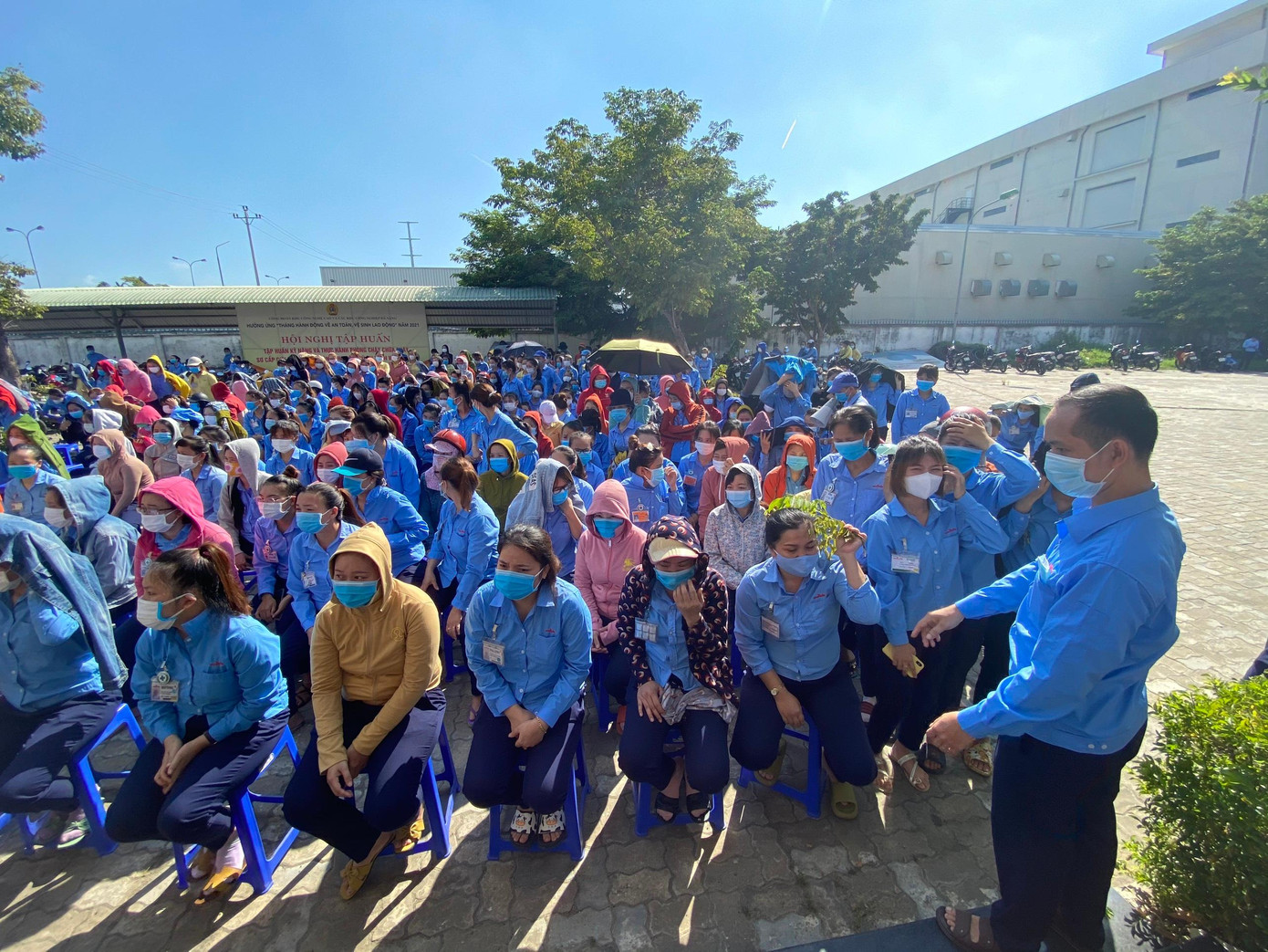 Liên quan đến hoạt động phòng, chống dịch tại Công ty TNHH điện tử Việt Hoa, Ban Chỉ đạo phòng, chống -19 TP Đà Nẵng yêu cầu các đơn vị liên quan tập trung huy động nhân lực, thiết bị để sàng lọc các đối tượng có nguy cơ. Ban Quản lý Khu Công nghệ cao và các Khu công nghiệp Đà Nẵng phối hợp lãnh đạo Công ty TNHH điện tử Việt Hoa sẵn sàng phương án thành lập nơi đây làm khu vực cách ly nếu tình hình dịch bệnh liên quan đến ca bệnh này phức tạp.