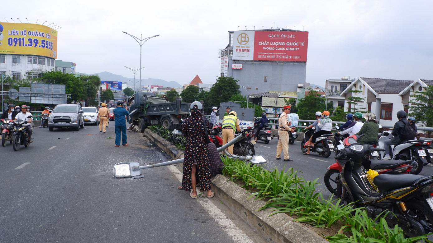 Vào khoảng 10h hôm nay (8/4), trên cầu vượt Ngã Ba Huế (TP Đà Nẵng) đã xảy ra một vụ tai nạn nghiêm trọng. Vào thời điểm trên, xe tải mang biển kiểm soát 43S-4553 do tài xế N.H (SN 1971, trú quận Thanh Khê, TP Đà Nẵng) điều khiển, di chuyển hướng từ đường Điện Biên Phủ lên đường Tôn Đức Thắng bất ngờ lao lên dải phân cách cứng, húc ngã trụ đèn chiếu sáng và nằm vắt ngang trên dải phân cách.