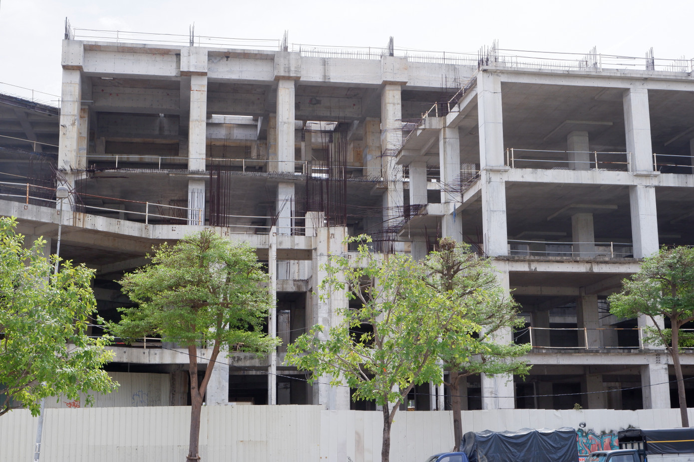 Liên quan đến Golden Square, Sở KHĐT TP Đà Nẵng cho biết: Đã có thông báo chấm dứt hoạt động dự án. Việc xử lý quyền sử dụng đất, tài sản gắn liền với đất sau khi chấm dứt hoạt động của dự án đầu tư thực hiện theo quy định của pháp luật về đất đai và quy định khác.