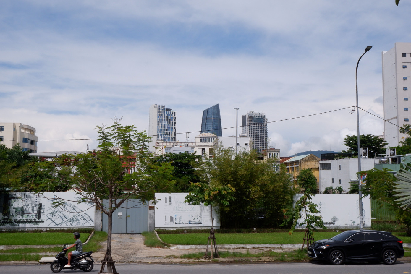 Nằm tại số 84 Hùng Vương là dự án Viễn Đông Meridian được vây tôn và bỏ hoang. Dự án này được UBND TP Đà Nẵng cấp giấy chứng nhận đầu tư cho Công ty CP Địa ốc Viễn Đông Việt Nam vào năm 2007. Tuy nhiên, sau 16 năm, dự án này cũng chỉ là bãi đất trống, bên trong chỉ có cỏ cây mọc um tùm. (Ảnh: Nguyễn Thành)