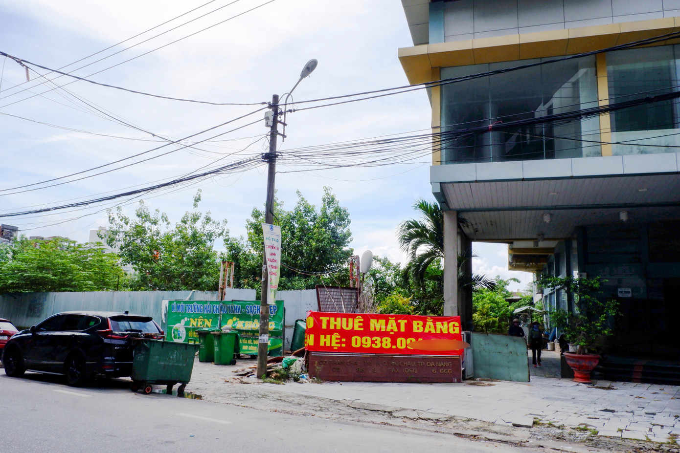 Trụ sở làm việc dự án Đà Nẵng Center đã bỏ hoang và treo băng rôn cho thuê mặt bằng nhiều tháng nay. Sở KH&amp;ĐT TP Đà Nẵng cũng cho biết, trường hợp nhà đầu tư không đồng ý tiếp tục triển khai, sẽ giao Sở TN&amp;MT tiến hành thủ tục đấu giá tài sản trên đất và đất để triển khai dự án theo đúng mục đích sử dụng đất và quy hoạch mới được duyệt.