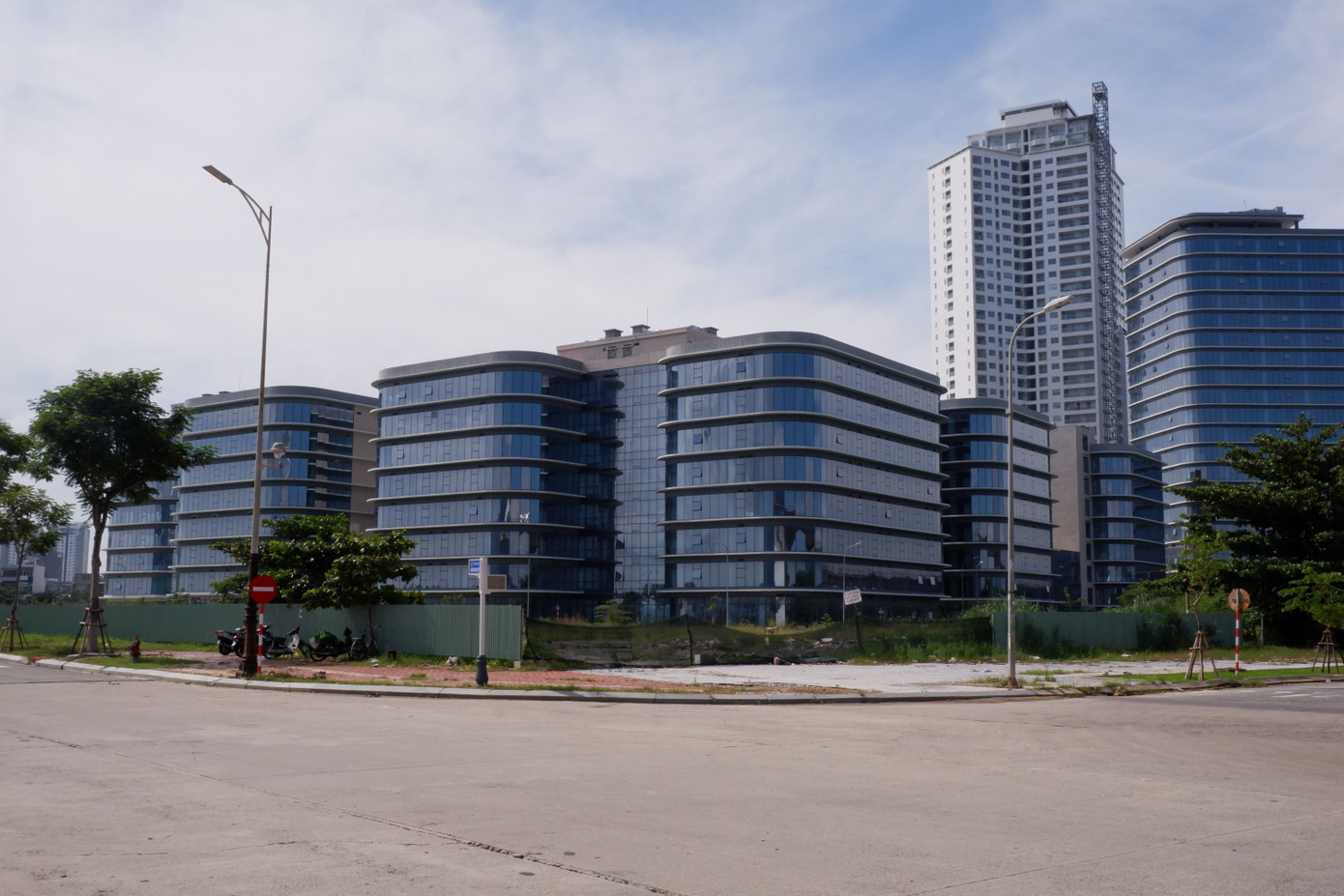 Công viên phần mềm số 2 Đà Nẵng nằm tại khu đất ở đường Như Nguyệt (quận Hải Châu, TP Đà Nẵng) ngay khu vực chân cầu Thuận Phước. Do vướng hành lang pháp lý nên dù đã xây dựng xong phần thô nhưng công trình vẫn chưa thể đưa vào hoạt động.