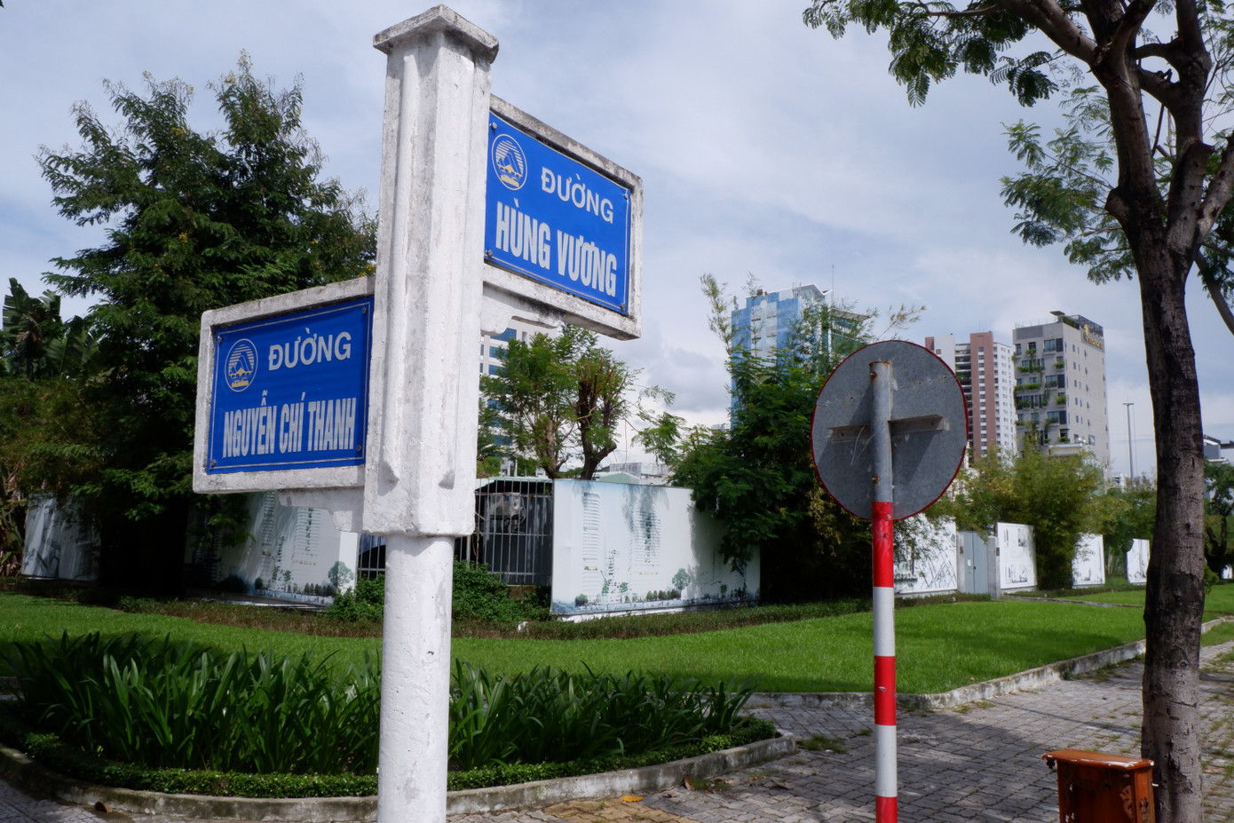 Nằm ở vị trí đắc địa ở quận Hải Châu, năm 2020, dự án Viễn Đông Meridian đã được chuyển nhượng cho Công ty TNHH MTV Kinh Bắc - Đà Nẵng. Đến nay, công ty không chứng minh được quyền sử dụng đất ở hoặc có quyền sử dụng đất ở và đất khác không phải là đất ở đáp ứng điều kiện cho phép chuyển mục đích sử dụng đất để thực hiện dự án đầu tư.