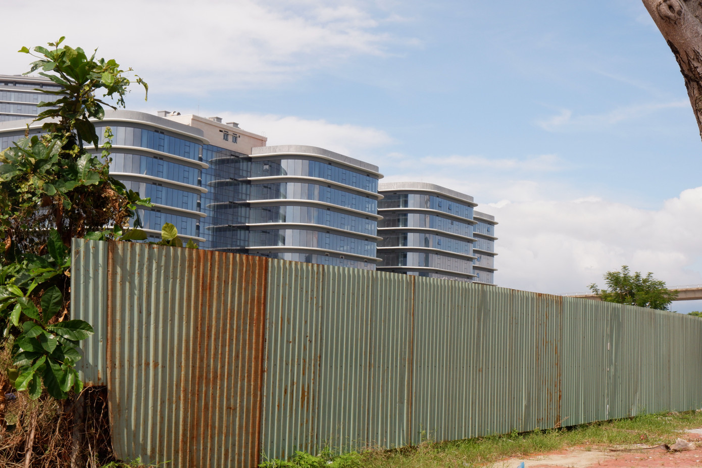 Ông Lê Sơn Phong - Phó Giám đốc Sở Thông tin và Truyền thông TP. Đà Nẵng - cho biết: Công viên phần mềm số 2 được đầu tư bằng ngân sách nên đây là tài sản công. Tuy nhiên, hiện nay quy định của pháp luật về hành lang pháp lý đối với tài sản kết cấu hạ tầng công trong lĩnh vực công nghệ thông tin vẫn chưa được Chính phủ ban hành. Do chưa có quy định về quản lý, sử dụng và khai thác công viên phần mềm nên dự án này chưa thể đưa vào hoạt động.