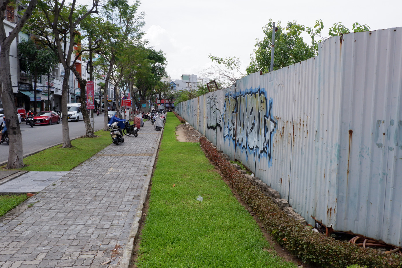 Liên quan đến số phận dự án Đà Nẵng Center, Sở KH&amp;ĐT TP Đà Nẵng cho biết: Đã đề nghị xin ý kiến Thành ủy cho phép triển khai dự án. Trường hợp, Thành ủy không thống nhất, sẽ thực hiện thủ tục chấm dứt hoạt động dự án. Trường hợp thống nhất và nhà đầu tư tiếp tục triển khai dự án thì phải thực hiện thủ tục điều chỉnh quy hoạch theo hướng không còn căn hộ, chung cư và chủ đầu tư phải hoàn thành nghĩa vụ tài chính với nhà nước.