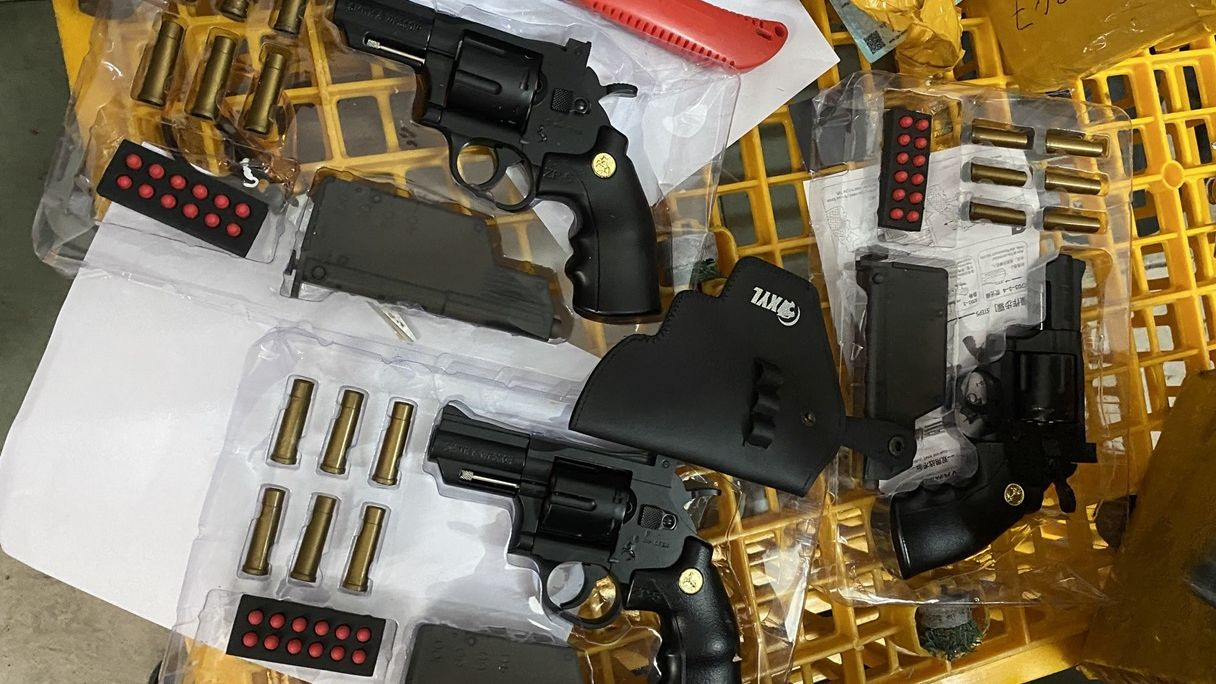 Tang vật là các loại súng, đạn cơ quan công an thu giữ được.