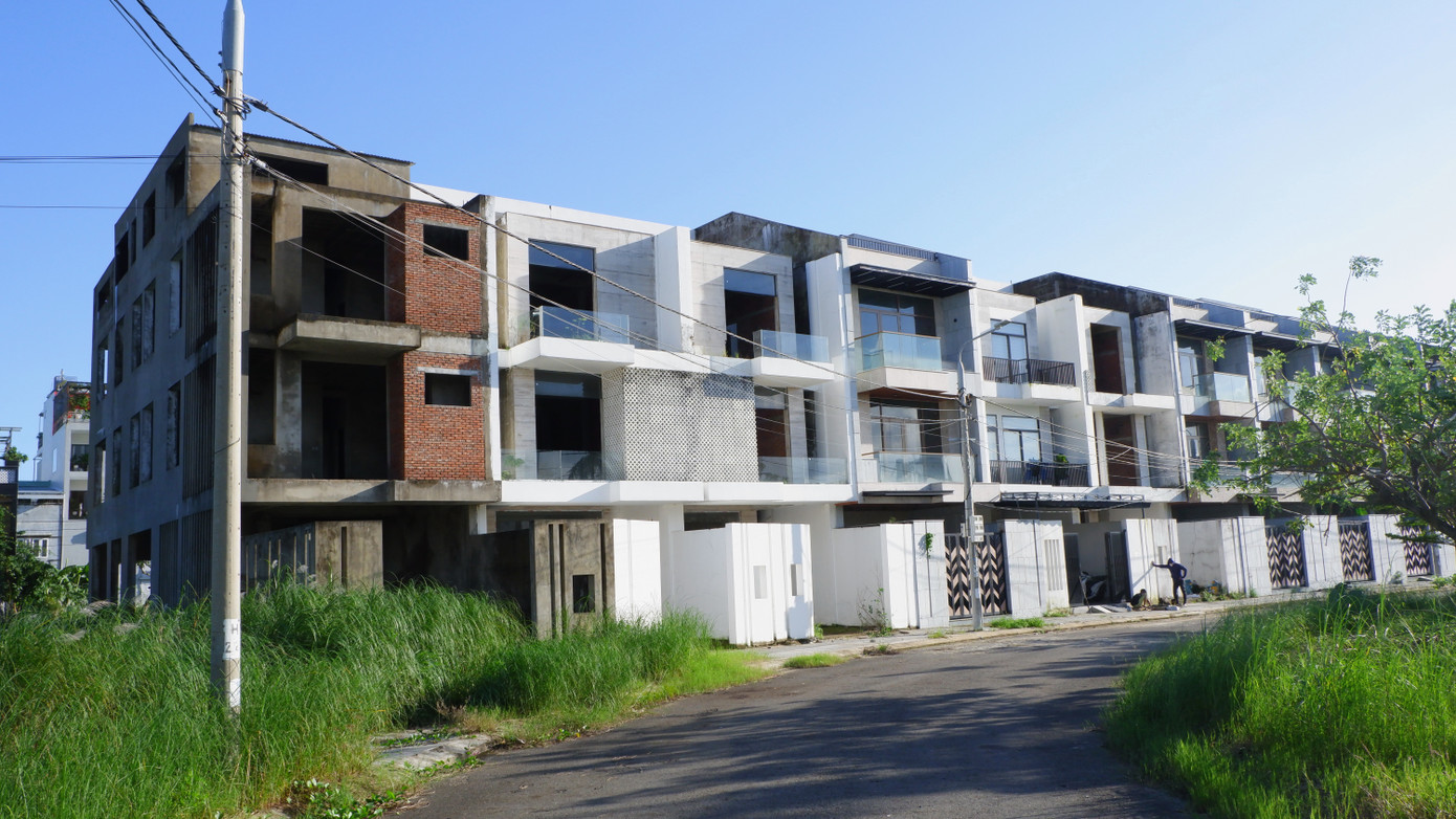 Một loạt block shophouse nằm ở chân cầu Thuận Phước thuộc phường Nại Hiên Đông, quận Sơn Trà) bỏ hoang nhiều năm nay, xung quanh cỏ mọc um tùm.