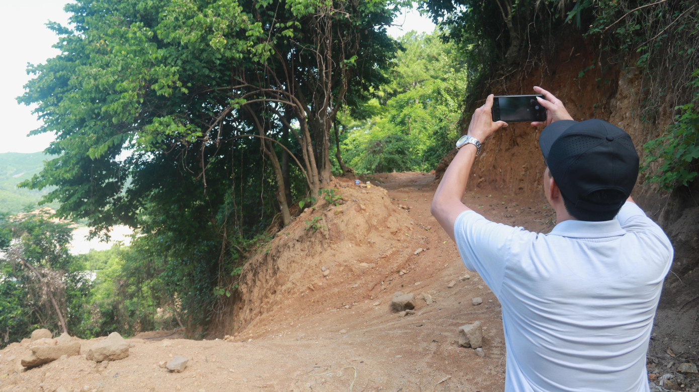 Theo ghi nhận của phóng viên Tiền Phong, tại khu vực rừng Hải Vân gần cầu số 5 bên đường dẫn lên hầm Hải Vân, một diện tích lớn đất rừng nơi đây đã được chặt cây, san ủi, mở đường vào sâu bên trong.
