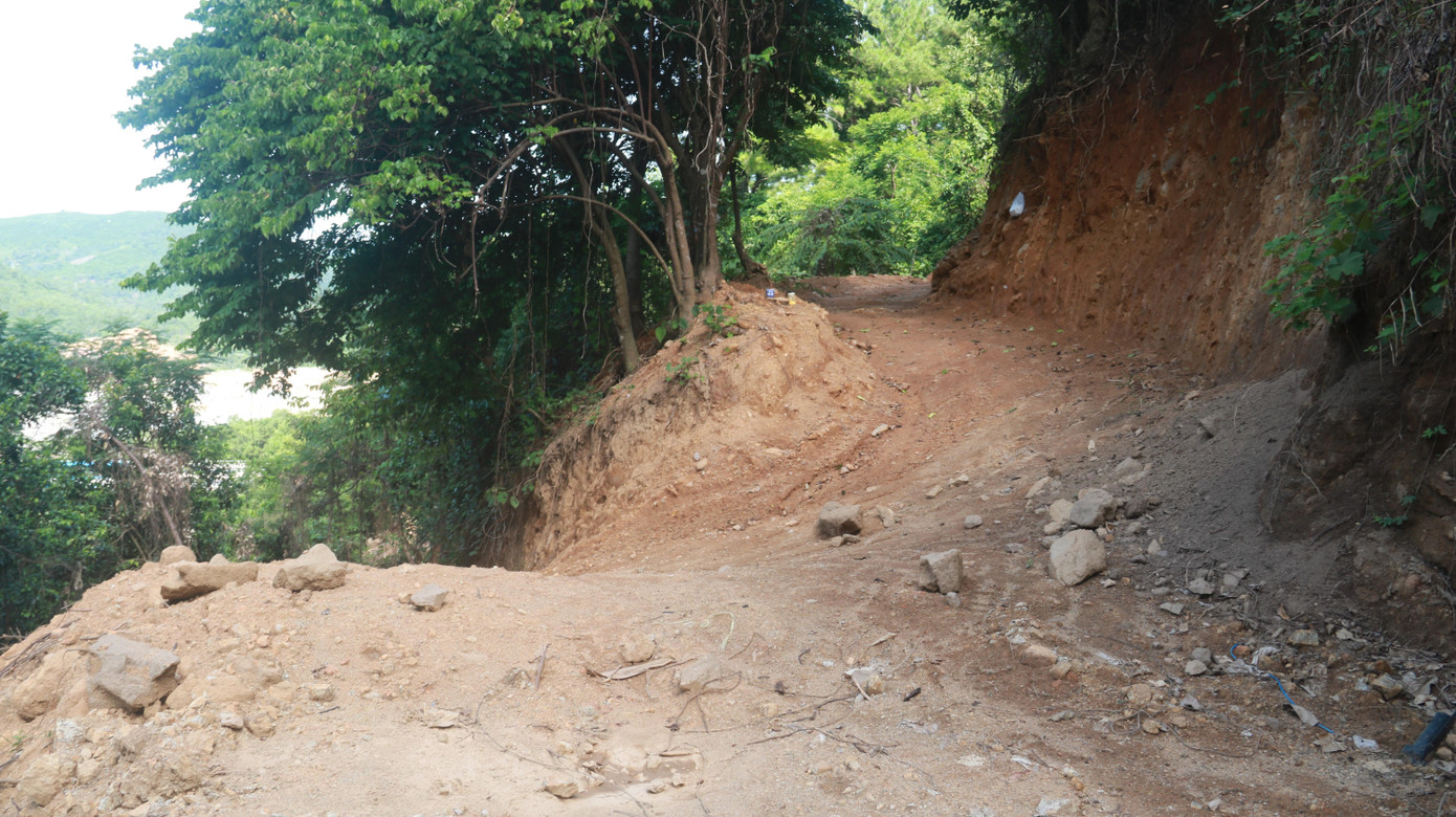 Càng đi vào sâu bên trong, nhiều diện tích đất rừng đã bị đào xới, mở đường