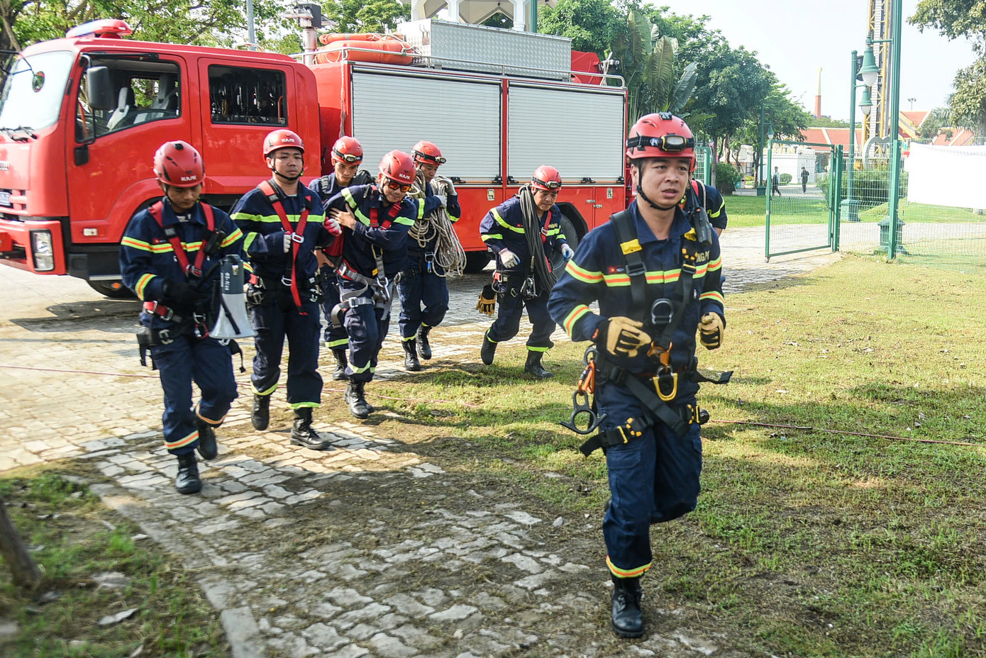 Sáng 26/4, Phòng Cảnh sát PCCC&CNCH Công an TP Đà Nẵng tổ chức thực tập phương án chữa cháy và cứu nạn, cứu hộ tại khu giải trí Da Nang Downtown (số 01 Phan Đăng Lưu, quận Hải Châu). Sáng 26/4, Phòng Cảnh sát PCCC&CNCH Công an TP Đà Nẵng tổ chức thực tập phương án chữa cháy và cứu nạn, cứu hộ tại khu giải trí Da Nang Downtown (số 01 Phan Đăng Lưu, quận Hải Châu).